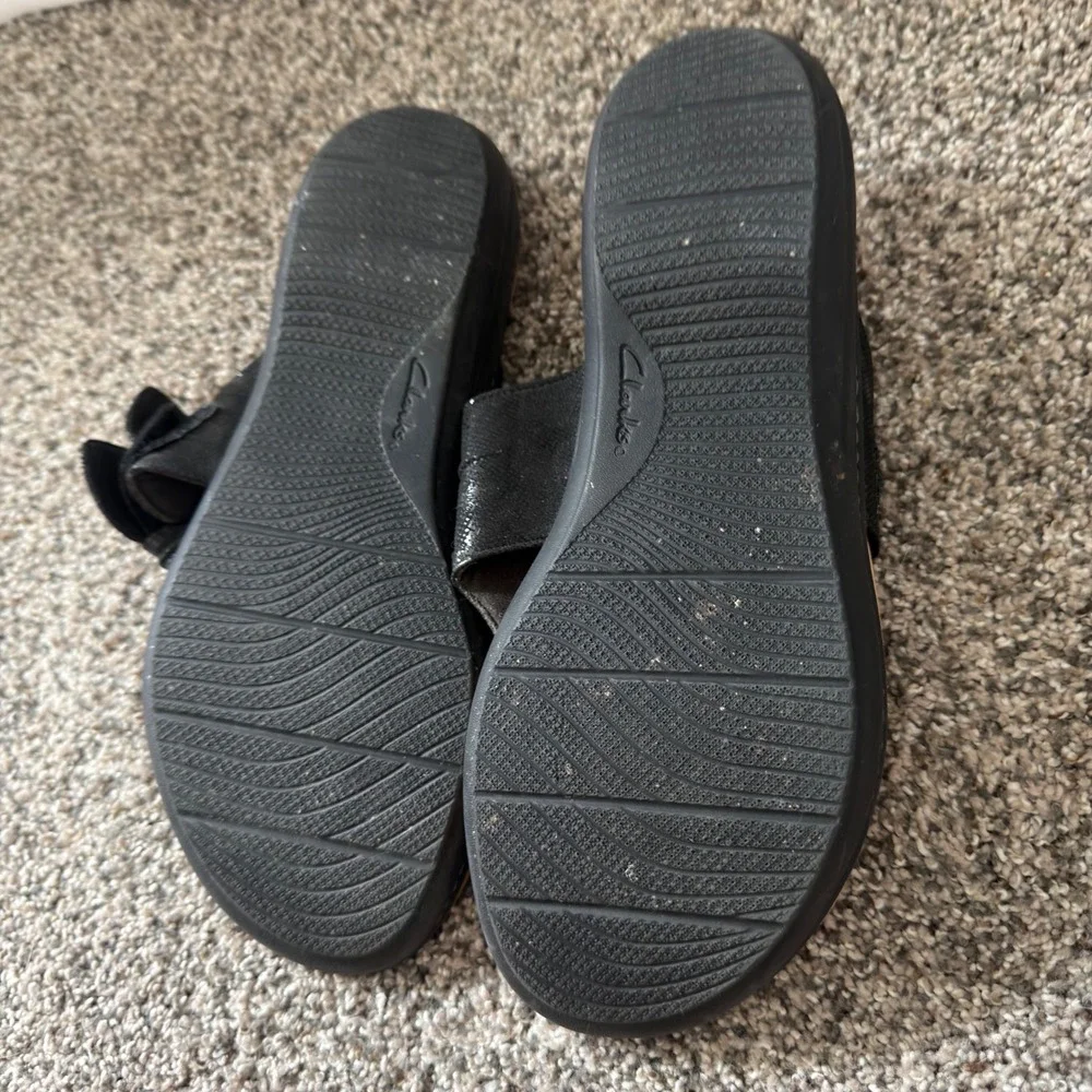Clarks Brinkley Flora Black Shimmer Bow Thong Sandals Womens 10 Wide Comfort